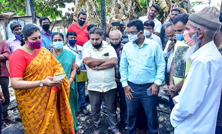 ಬೆಂಕಿಗೆ ಆಹುತಿಯಾದ ಸೈಯದ್ ಇಸಾಕ್ ಅವರ ಗ್ರಂಥಾಲಯವನ್ನು ಪಾಲಿಕೆ ಆಯುಕ್ತರಾದ ಶಿಲ್ಪಾ ನಾಗ್, ಮೈಸೂರು ನಗರಾಭಿವೃದ್ಧಿ ಪ್ರಾಧಿಕಾರದ ಆಯುಕ್ತ ಡಿ.ಬಿ.ನಟೇಶ್, ಗ್ರಂಥಾಲಯ ಇಲಾಖೆಯ ಉಪನಿರ್ದೇಶಕ ಬಿ.ಮಂಜುನಾಥ್ ಈಚೆಗೆ ಪರಿಶೀಲನೆ ನಡೆಸಿದ್ದರು