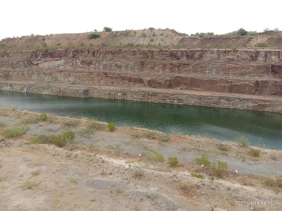 ಹೊಸದುರ್ಗ ತಾಲ್ಲೂಕಿನ ಕಪ್ಪನಾಯಕನಹಳ್ಳಿ ಸಮೀಪದ ಗಣಿಗಾರಿಕೆ ಗುಂಡಿಯಲ್ಲಿ ಸಂಗ್ರಹವಾಗಿರುವ ಜೀವಜಲ