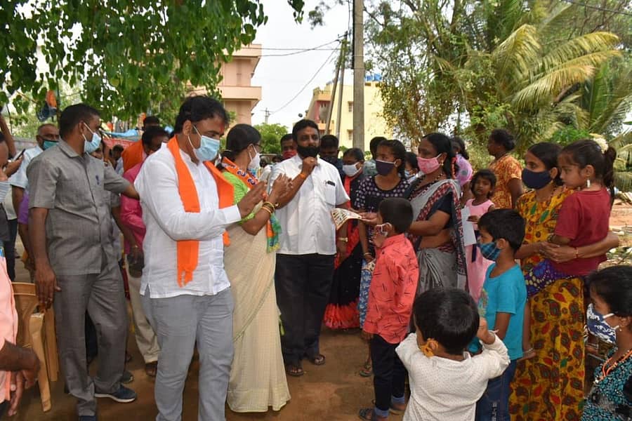 ರಾಮನಗರದ ವಾರ್ಡೊಂದರಲ್ಲಿ ಉಪ ಮುಖ್ಯಮಂತ್ರಿ ಡಾ.ಸಿ.ಎನ್. ಅಶ್ವತ್ಥನಾರಾಯಣ ಬಿಜೆಪಿ ಅಭ್ಯರ್ಥಿ ಪರ ಮತಯಾಚನೆ ಮಾಡಿದರು