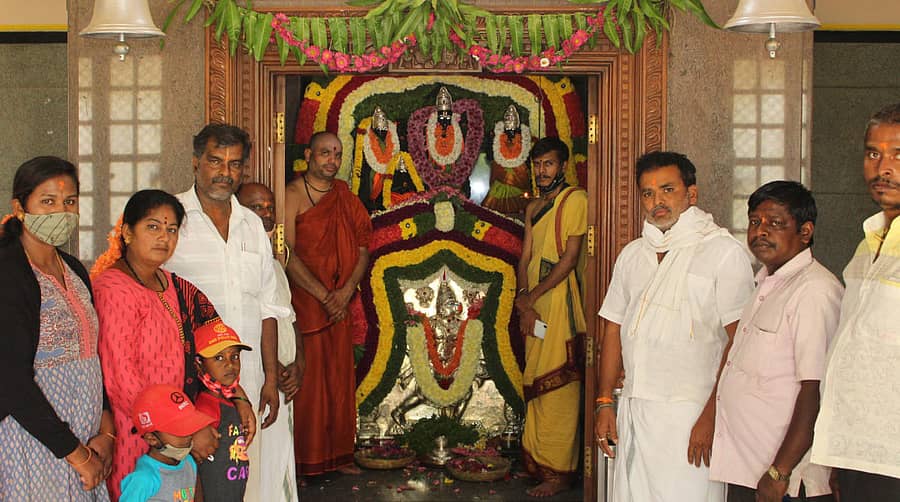 ಮಾಗಡಿ ಪಟ್ಟಣದ ಹೊಸಪೇಟೆ ಸೀತಾರಾಮಾಂಜನೇಯ ಸ್ವಾಮಿ ದೇಗುಲದಲ್ಲಿ ಶ್ರೀರಾಮನವಮಿ ಅಂಗವಾಗಿ ವಿಶೇಷ ಅಲಂಕಾರ ಮಾಡಲಾಗಿತ್ತು