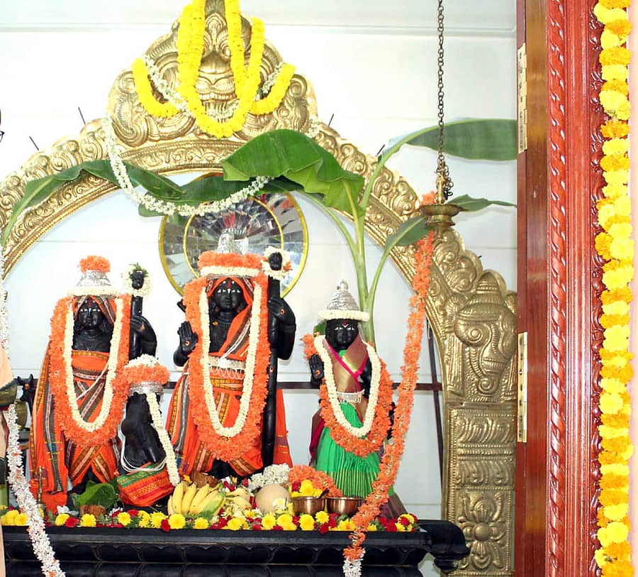 ದೊಡ್ಡಬಳ್ಳಾಪುರದ ಖಾಸ್‍ಬಾಗ್‍ನ ಶ್ರೀರಾಮ ದೇವಾಲಯದಲ್ಲಿ ರಾಮನವಮಿ ಅಂಗವಾಗಿ ವಿಶೇಷ ಹೂವಿನ ಅಲಂಕಾರ ಮಾಡಲಾಗಿತ್ತು