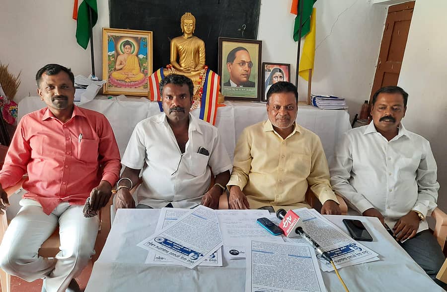 ಆನೇಕಲ್‌ನಲ್ಲಿ ದಲಿತ ಮತ್ತು ಪ್ರಗತಿಪರ ಸಂಘಟನೆಗಳ ಒಕ್ಕೂಟದ ವತಿಯಿಂದ ಆಯೋಜಿಸಿದ್ದ ಪತ್ರಿಕಾಗೋಷ್ಠಿನ್ನುದ್ದೇಶಿಸಿ ಮುಖಂಡ ಸಿ.ರಾವಣ ಮಾತನಾಡಿದರು