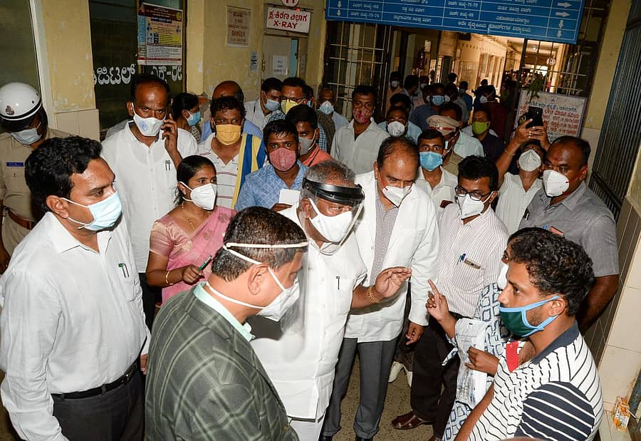 ದಾವಣಗೆರೆಯ ಜಿಲ್ಲಾ ಚಿಗಟೇರಿ ಆಸ್ಪತ್ರಗೆ ಬೇಟಿ ನೀಡಿದ ಜಿಲ್ಲಾ ಉಸ್ತುವಾರಿ ಸಚಿವ ಬೈರತಿ ಬಸವರಾಜ ಅವರು ಜನರಿಂದ ಮಾಹಿತಿ ಪಡೆದು ಅಧಿಕಾರಿಗಳಿಗೆ ತರಾಟೆ ತೆಗೆದುಕೊಂಡರು