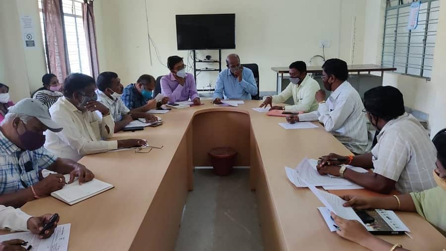 ಚಿಂತಾಮಣಿಯಲ್ಲಿ ಬುಧವಾರ ಹಮ್ಮಿಕೊಂಡಿದ್ದ ಅಲೆಮಾರಿ ಸಮುದಾಯದ ಪ್ರಗತಿ ಪರಿಶೀಲನಾ ಸಭೆಯಲ್ಲಿ ತಹಶೀಲ್ದಾರ್ ಹನುಮಂತರಾಯಪ್ಪ, ಸಮುದಾಯ ಕೋಶದ ಜಿಲ್ಲಾ ನಾಮನಿರ್ದೇಶನ ಸದಸ್ಯ ಕೆ.ಸುರೇಶ್ ಇದ್ದರು