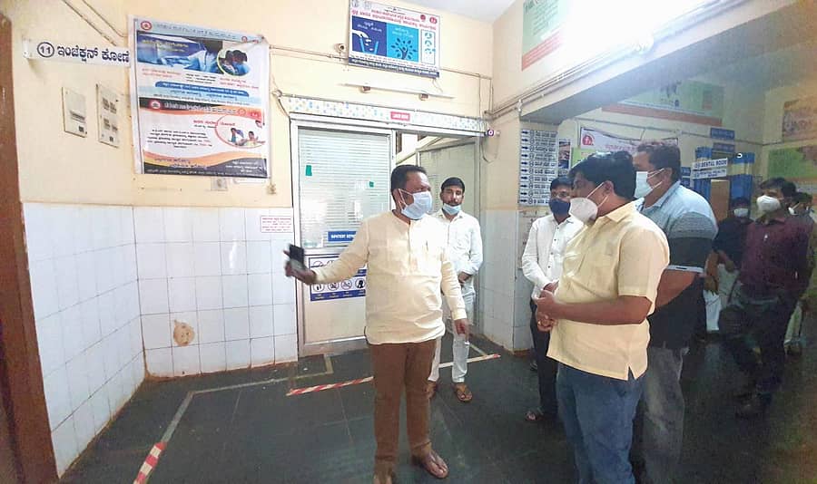 ಹುಮನಾಬಾದ್‌ ಪಟ್ಟಣದ ಸಾರ್ವಜನಿಕ ಆಸ್ಪತ್ರೆಗೆ ವಿಧಾನ ಪರಿಷತ್ ಸದಸ್ಯ ಡಾ.ಚಂದ್ರಶೇಖರ ಪಾಟೀಲ ಭೇಟಿ ನೀಡಿ ಮಾಹಿತಿ ಪಡೆದರು