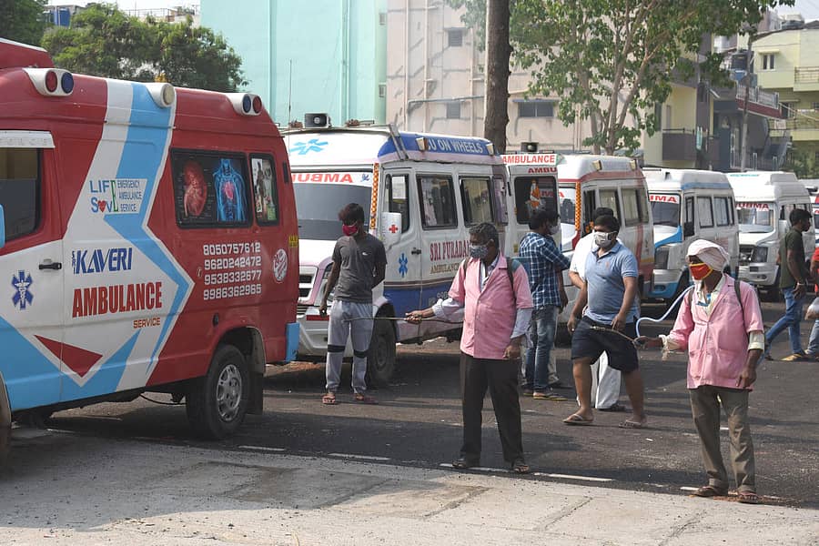 ಬೊಮ್ಮನಹಳ್ಳಿ ವಲಯದ ಕೂಡ್ಲು ಚಿತಾಗಾರದ ಬಳಿ ಬುಧವಾರ ಸಾಲುಗಟ್ಟಿ ನಿಂತಿದ್ದ ವಾಹನಗಳು. ಈ ಪ್ರದೇಶವನ್ನು ಬಿಬಿಎಂಪಿ ಸಿಬ್ಬಂದಿ ಸೋಂಕು ನಿವಾರಕ ಸಿಂಪಡಿಸಿ ಸ್ವಚ್ಛಗೊಳಿಸಿದರು– ಪ್ರಜಾವಾಣಿ ಚಿತ್ರ