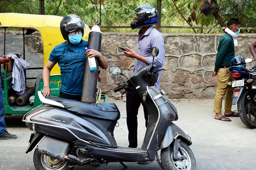 ದೆಹಲಿಯಲ್ಲಿ ವೈದ್ಯಕೀಯ ಆಮ್ಲಜನಕ ತುಂಬಿಸಿಕೊಳ್ಳಲು ಸಿಲಿಂಡರ್‌ ಹಿಡಿದು ನಿಂತಿರುವುದು–ಸಾಂದರ್ಭಿಕ ಚಿತ್ರ