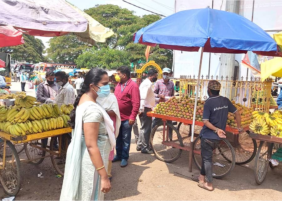 ದೊಡ್ಡಬಳ್ಳಾಪುರ ನಗರಸಭೆ ಸಿಬ್ಬಂದಿ ಮಾರುಕಟ್ಟೆ ಪ್ರದೇಶದಲ್ಲಿ ಮಾಸ್ಕ್‌ ಧರಿಸದವರಿಗೆ ದಂಡ ವಿಧಿಸಿದರು
