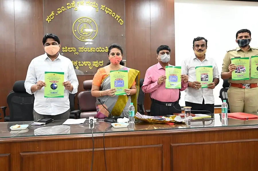 ಎಸ್ಸೆಸ್ಸೆಲ್ಸಿ ವಿದ್ಯಾರ್ಥಿಗಳಿಗೆ ‘ಅಭ್ಯಾಸ ಕೈಪಿಡಿ’ಯನ್ನು ಜಿಲ್ಲಾಧಿಕಾರಿ ಆರ್‌.ಲತಾ ಬಿಡುಗಡೆ ಮಾಡಿದರು