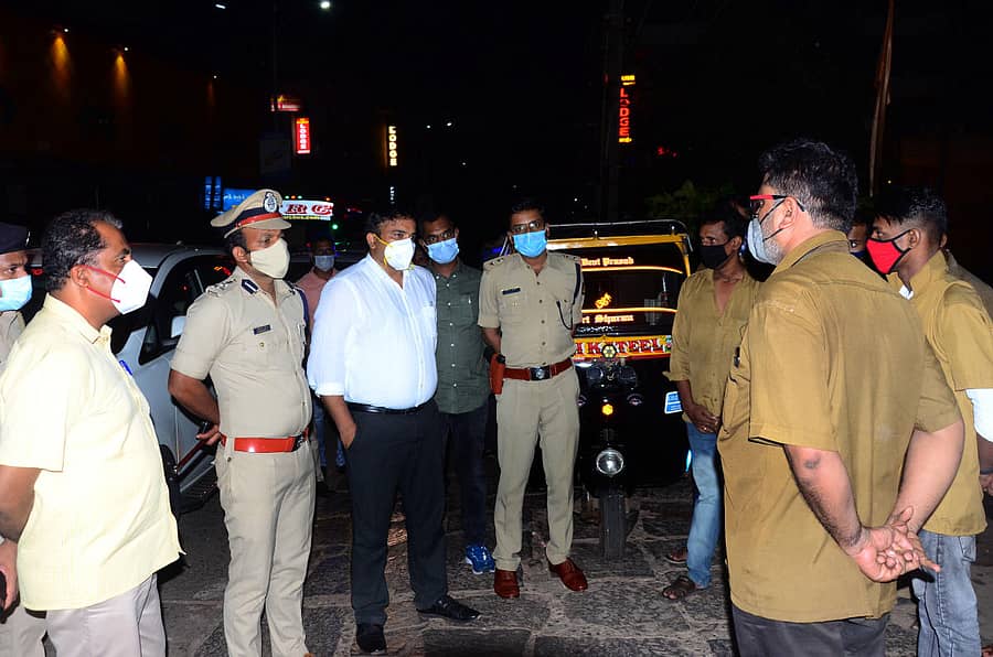ಮಂಗಳೂರಿನ ಚೆಕ್ಪೋಸ್ಟ್ಗಳಿಗೆ ಭೇಟಿ ನೀಡಿದ ಜಿಲ್ಲಾಧಿಕಾರಿ ಡಾ.ಕೆ.ವಿ. ರಾಜೇಂದ್ರ, ಪೊಲೀಸ್ ಕಮಿಷನರ್ ಎನ್. ಶಶಿಕುಮಾರ್, ಆಟೋ ಚಾಲಕರ ಜೊತೆ ಚರ್ಚಿಸಿದರು.