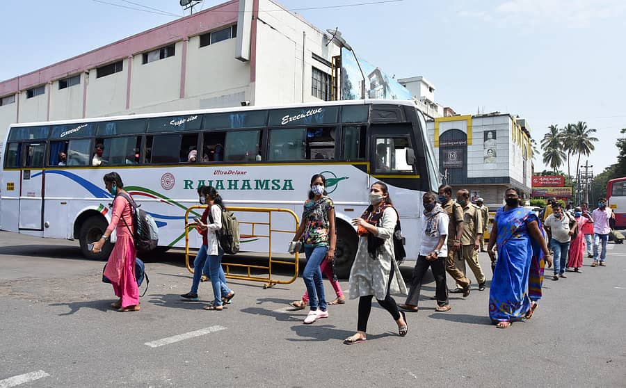 ಸಾರಿಗೆ ನೌಕರರ ಮುಷ್ಕರ ಅಂತ್ಯದ ನಂತರ ಮೈಸೂರಿನ ಕೆಎಸ್ಆರ್ಟಿಸಿ ಗ್ರಾಮಾಂತರ ಬಸ್ ನಿಲ್ದಾಣದಿಂದ ಗುರುವಾರ ಕೆಎಸ್ಆರ್ಟಿಸಿ ಬಸ್ಗಳು ಸಂಚಾರ ನಡೆಸಿದವು
