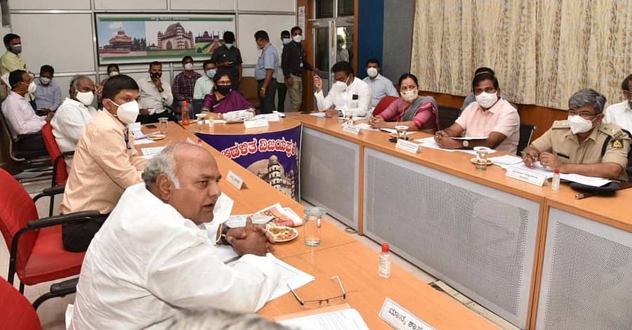 ವಿಜಯಪುರ ಜಿಲ್ಲಾ ಉಸ್ತುವಾರಿ ಸಚಿವೆ ಶಶಿಕಲಾ ಜೊಲ್ಲೆ ಅಧ್ಯಕ್ಷತೆಯಲ್ಲಿ ಗುರುವಾರ ನಡೆದ ಸಭೆಯಲ್ಲಿ ಪಾಲ್ಗೊಂಡಿದ್ದ ಜಿಲ್ಲೆಯ ಜನಪ್ರತಿನಿಧಿಗಳು ಹಾಗೂ ಅಧಿಕಾರಿಗಳು