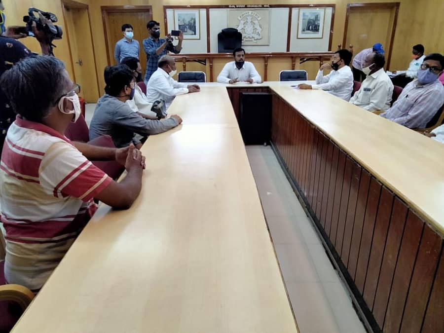 ರಾಯಚೂರು ಜಿಲ್ಲಾಧಿಕಾರಿ ಕಚೇರಿ ಸಭಾಂಗಣದಲ್ಲಿ ಜಿಲ್ಲಾ ವಾಣಿಜ್ಯೋದ್ಯಮ ಸಂಘದ ಪದಾಧಿಕಾರಿಗಳೊಂದಿಗೆ ಜಿಲ್ಲಾಧಿಕಾರಿ ಆರ್.ವೆಂಕಟೇಶಕುಮಾರ್ ಅವರು ಗುರುವಾರ ಸಭೆ ನಡೆಸಿದರು