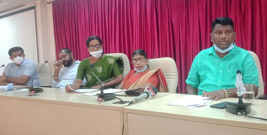 ಜಿಲ್ಲಾ ಪಂಚಾಯಿತಿ ಸಭಾಂಗಣದಲ್ಲಿ ಗುರುವಾರ ಅಧ್ಯಕ್ಷ ದಿನಕರ ಬಾಬು ಮಾಹಿತಿ ಸುದ್ದಿಗೋಷ್ಠಿ ನಡೆಸಿದರು.