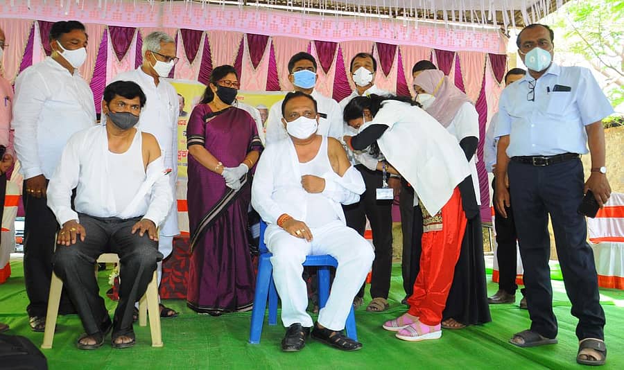 ವಿಜಯಪುರ ನಗರದ ಗಾಂಧಿಚೌಕ್ ಹತ್ತಿರದ ಸರ್ಕಾರಿ ಬಾಲಕಿಯರ ಕಾಲೇಜು ಆವರಣದಲ್ಲಿ ಗುರುವಾರ ಶಿಕ್ಷಣ ಇಲಾಖೆಯ ಬೋಧಕ ಮತ್ತು ಬೋಧಕೇತರ ಸಿಬ್ಬಂದಿಗೆ ಕೋವಿಡ್ ಲಸಿಕೆ ನೀಡುವ ಕಾರ್ಯಕ್ರಮಕ್ಕೆ ಸಚಿವೆ ಶಶಿಕಲಾ ಜೊಲ್ಲೆ ಚಾಲನೆ ನೀಡಿದರು