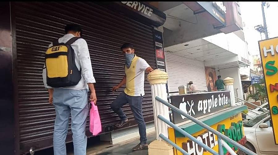 ಕೋವಿಡ್‌ ಮಾರ್ಗಸೂಚಿಯಂತೆ ಗುರುವಾರ ಅಂಗಡಿ ಮುಂಗಟ್ಟುಗಳನ್ನು ಮುಚ್ಚುತ್ತಿರುವ ವ್ಯಾಪಾರಿಗಳು