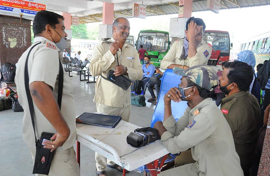 ಮುಷ್ಕರ ಕೈಬಿಟ್ಟು ಕೆಲಸಕ್ಕೆ ಹಾಜರಾದ ಸಾರಿಗೆ ನೌಕರರು ಗುರುವಾರ ವಿಜಯಪುರ ಬಸ್‌ ನಿಲ್ದಾಣದಲ್ಲಿ ಪರಸ್ಪರ ಚರ್ಚೆಯಲ್ಲಿ ತೊಡಗಿದ್ದ ಕ್ಷಣ–ಪ್ರಜಾವಾಣಿ ಚಿತ್ರ