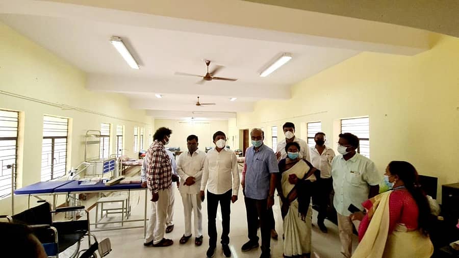 ಕೋವಿಡ್‌ ಆರೈಕೆ ಕೇಂದ್ರವನ್ನು ಶಾಸಕ ಬೈರತಿ ಸುರೇಶ್‌ ಉದ್ಘಾಟಿಸಿ ಪರಿಶೀಲಿಸಿದರು. ‍