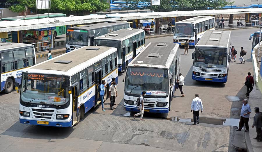 ಕೆಂಪೇಗೌಡ ಬಸ್ ನಿಲ್ದಾಣದಲ್ಲಿ ಗುರುವಾರ ಬಿಎಂಟಿಸಿ ಬಸ್ಗಳು ಸಾರ್ವಜನಿಕ ಸೇವೆಗೆ ನಿಂತಿರುವುದು –ಪ್ರಜಾವಾಣಿ ಚಿತ್ರ