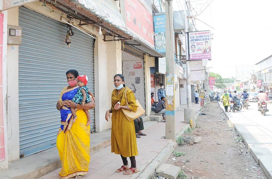 ತುಮಕೂರು ಎಂ.ಜಿ.ರಸ್ತೆಯಲ್ಲಿ ಅಂಗಡಿ ಮುಚ್ಚಿರುವುದು