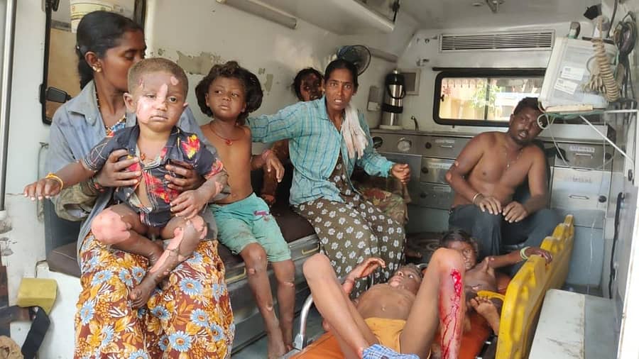 ಚಿಂತಾಮಣಿ ತಾಲ್ಲೂಕಿನಲ್ಲಿ ಸೋಮಯಾಜಲಹಳ್ಳಿಯಲ್ಲಿ ಗುರುವಾರ ಸಿಡಿಲು ಬಡಿದು ಗಾಯಗೊಂಡಿರುವ ಒಂದೇ ಕುಟುಂಬದ ಸದಸ್ಯರು.