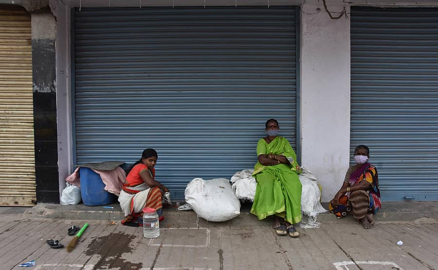 ನಗರದ ಚಿಕ್ಕಪೇಟೆಯ ಮುಚ್ಚಿದ ವಾಣಿಜ್ಯ ಮಳಿಗೆಯ ಮುಂದೆ ಕುಳಿತಿದ್ದ ಮಹಿಳೆಯರು –ಪ್ರಜಾವಾಣಿ ಚಿತ್ರ