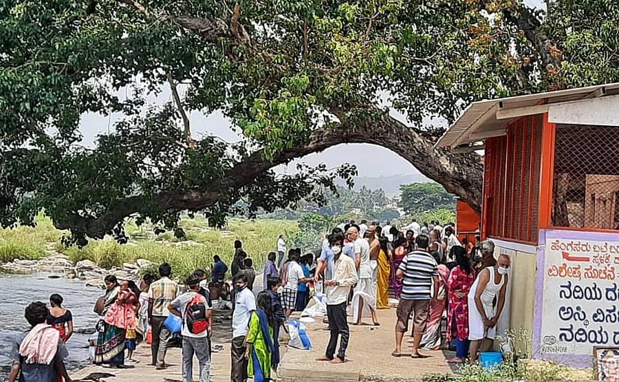 ಶ್ರೀರಂಗಪಟ್ಟಣದ ಸೋಪಾನಕಟ್ಟೆ ಬಳಿ ಕಾವೇರಿ ನದಿಯಲ್ಲಿ ತಮ್ಮ ಬಂಧುಗಳ ಅಸ್ಥಿ ವಿಸರ್ಜಿಸಲು ಗುರುವಾರ ಬಂದಿದ್ದ ಜನರು