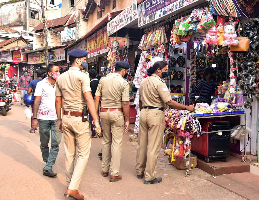 ಮಂಗಳೂರಿನ ಮಾರುಕಟ್ಟೆಯಲ್ಲಿ ಗುರುವಾರ ಸಂಜೆ ಪೊಲೀಸರು ಅಂಗಡಿಗಳನ್ನು ಮುಚ್ಚಿಸಿದರು.