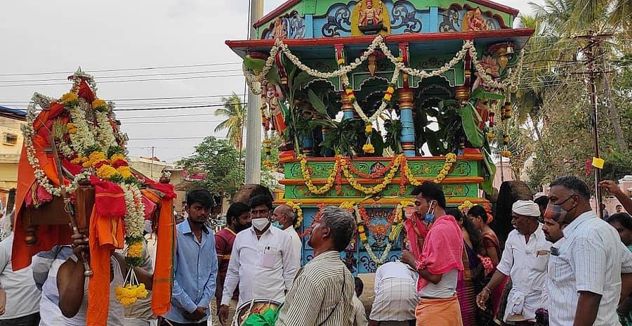 ಸಿರಿಗೆರೆಯಲ್ಲಿ ಗುರುವಾರ ಕಲ್ಲೇಶ್ವರಸ್ವಾಮಿ ರಥೋತ್ಸವ ಅಂಗವಾಗಿ ಉತ್ಸವಮೂರ್ತಿಗೆ ಪೂಜೆ ಸಲ್ಲಿಸಲಾಯಿತು