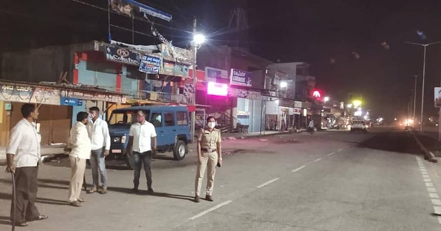 ಕಮಲನಗರದಲ್ಲಿ ರಾತ್ರಿ ಕರ್ಫ್ಯೂ ಅನ್ನು ಪಿಎಸ್‍ಐ ನಂದಿನಿ ಎಸ್ ಪರಿಶೀಲಿಸಿದರು