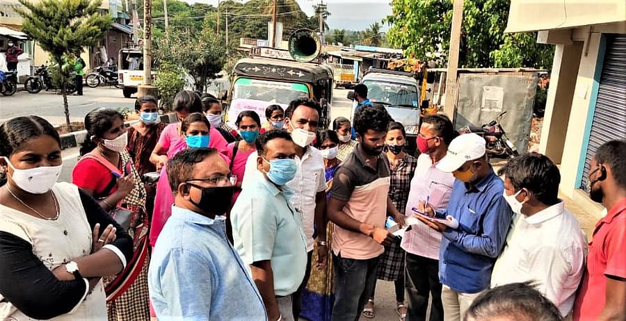 ಕನಕಪುರ ತಾಲ್ಲೂಕಿನ ಕೋಡಿಹಳ್ಳಿಯಲ್ಲಿ ಗ್ರಾಮ ಪಂಚಾಯಿತಿ ಅಧಿಕಾರಿಗಳು ಕೊರೊನಾ ವಿರುದ್ಧ ಜಾಗೃತಿ ಮೂಡಿಸಿದರು