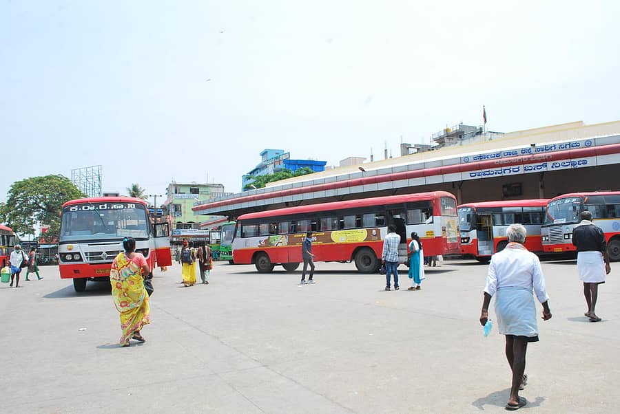 ರಾಮನಗರ ಬಸ್ ನಿಲ್ದಾಣದಲ್ಲಿ ಗುರುವಾರ ಕೆಎಸ್ಆರ್ಟಿಸಿ ಬಸ್ ಸೇವೆ ಎಂದಿನಂತೆ ಇತ್ತು