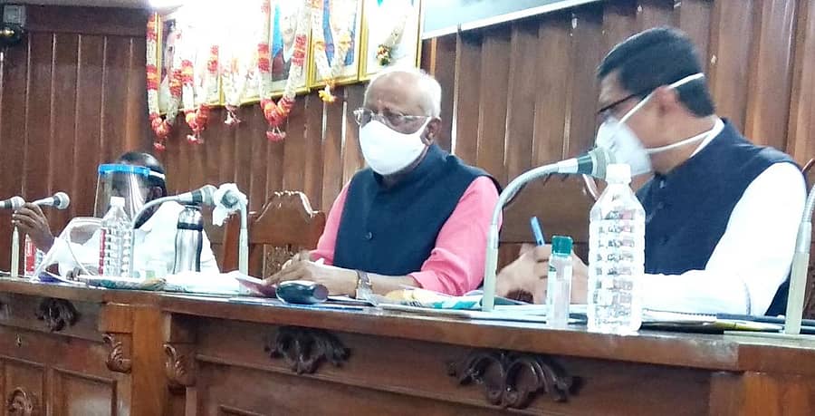 ಏತ ನೀರಾವರಿ ಯೋಜನೆಗಳ ಪ್ರಗತಿ ಪರಿಶೀಲನಾ ಸಭೆಯನ್ನು ದಾವಣಗೆರೆ ಜಿಲ್ಲಾ ಪಂಚಾಯಿತಿ ಸಭಾಂಗಣದಲ್ಲಿ ಸಂಸದ ಜಿ.ಎಂ. ಸಿದ್ದೇಶ್ವರ ನಡೆಸಿದರು.