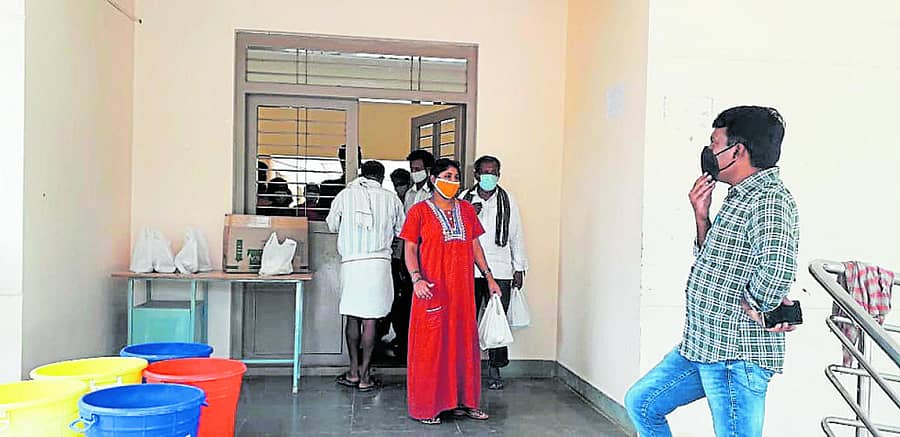 ಮಾಗಡಿ ತಾಲ್ಲೂಕಿನ ಹುಲಿಕಟ್ಟೆ ಐಸೋಲೇಷನ್ ಕೇಂದ್ರಕ್ಕೆ ತಾ.ಪಂ ಕಾರ್ಯ ನಿರ್ವಹಣಾಧಿಕಾರಿ ಟಿ. ಪ್ರದೀಪ್ ಭೇಟಿ ನೀಡಿ ಪರಿಶೀಲಿಸಿದರು