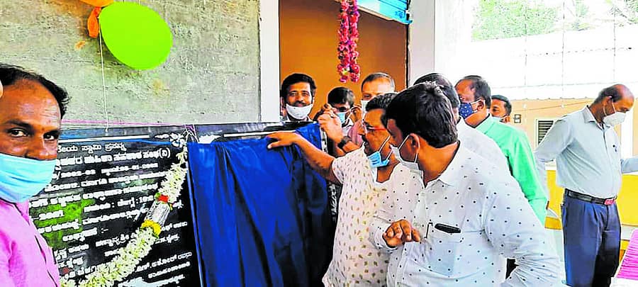 ಅರಳುಕುಪ್ಪೆ ಗ್ರಾಮದಲ್ಲಿ ಮಹಿಳಾ ಎಂಪಿಸಿಎಸ್‌ ನೂತನ ಕಟ್ಟಡವನ್ನು ಬೆಂಗಳೂರು ಹಾಲು ಒಕ್ಕೂಟದ ಅಧ್ಯಕ್ಷ ನರಸಿಂಹಮೂರ್ತಿ ಉದ್ಘಾಟಿಸಿದರು