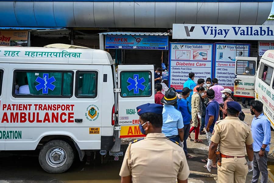 ಮಹಾರಾಷ್ಟ್ರದ ಫಾಲ್ಘಾರ್ ಜಿಲ್ಲೆಯ ವಿರಾರ್ನಲ್ಲಿರುವ ವಿಜಯ ವಲ್ಲಭ ಆಸ್ಪತ್ರೆಯ ಐಸಿಯುನಲ್ಲಿ ಶುಕ್ರವಾರ ಮುಂಜಾನೆ ಅಗ್ನಿ ದುರಂತ ಸಂಭವಿಸಿದ ನಂತರ ಆಸ್ಪತ್ರೆಯಲ್ಲಿದ್ದ ರೋಗಿಗಳನ್ನು ಬೇರೆಡೆಗೆ ಸ್ಥಳಾಂತರಿಸಲಾಯಿತು.