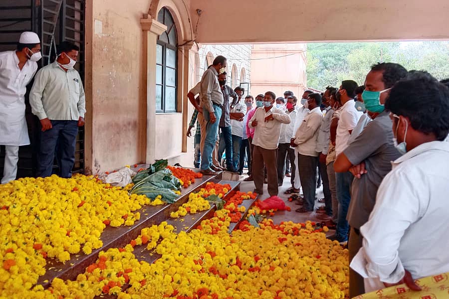 ಗೋಕಾಕ ತಾಲ್ಲೂಕಿನ ದಂಡಾಪೂರದ ಕೃಷಿಕ ರಾಯಪ್ಪ ರಾಜಾಪೂರ ಚೆಂಡು ಹೂವು ಹಾಗೂ ಹೂಕೋಸನ್ನು ಮಿನಿ ವಿಧಾನಸೌಧ ಆವರಣದಲ್ಲಿ ಚೆಲ್ಲಿ ಶುಕ್ರವಾರ ಪ್ರತಿಭಟನೆ ನಡೆಸಿದರು