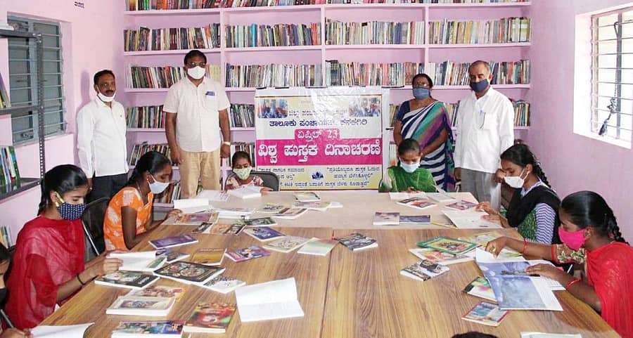 ಕನಕಗಿರಿ ಸಮೀಪದ ಹುಲಿಹೈದರ ಗ್ರಾಮದಲ್ಲಿ ಶುಕ್ರವಾರ ವಿಶ್ವ ಪುಸ್ತಕ ದಿನಾಚರಣೆ ಆಚರಿಸಲಾಯಿತು