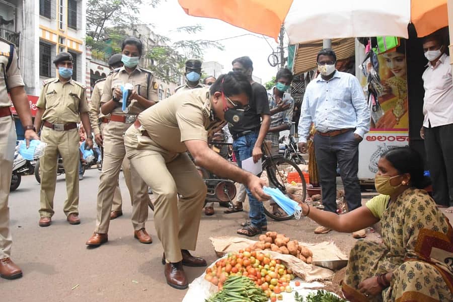 ಬೆಳಗಾವಿಯ ಮಾರುಕಟ್ಟೆ ಪ್ರದೇಶದಲ್ಲಿ ಶುಕ್ರವಾರ ಪಾದಯಾತ್ರೆ ನಡೆಸಿದ ಐಪಿಎಸ್ ಅಧಿಕಾರಿ ಭಾಸ್ಕರ್ ರಾವ್ ಬೀದಿ ಬದಿ ವ್ಯಾಪಾರಿಗಳು ಮತ್ತು ಸಾರ್ವಜನಿಕರಿಗೆ ಮಾಸ್ಕ್ಗಳನ್ನು ವಿತರಿಸಿ ಜಾಗೃತಿ ಮೂಡಿಸಿದರುಪ್ರಜಾವಾಣಿ ಚಿತ್ರ