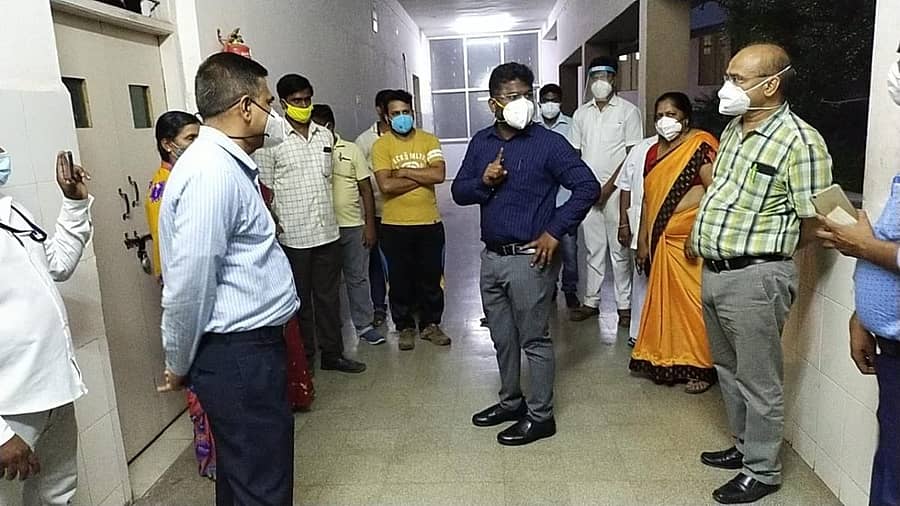 ವಿಜಯಪುರ ಜಿಲ್ಲಾತ್ರೆಗೆ ಜಿಲ್ಲಾಧಿಕಾರಿ ಶುಕ್ರವಾರ ಭೇಟಿ ನೀಡಿ ಪರಿಶೀಲನೆ ನಡೆಸಿದರು