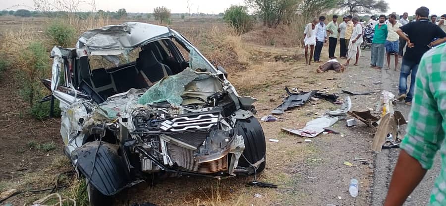 ಡಿಕ್ಕಿಯ ರಭಸಕ್ಕೆ ಕಾರು ನಜ್ಜುಗುಜ್ಜಾಗಿರುವುದು