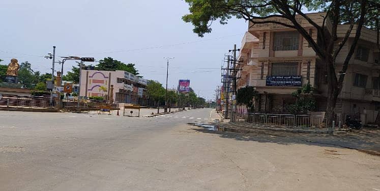 ದಾವಣಗೆರೆಯ ಜಯದೇವ ವೃತ್ತ ಜನರಿಲ್ಲದೇ ಬಿಕೋ ಎನ್ನುತ್ತಿರುವುದು