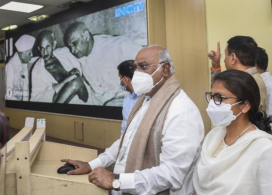 ಕಾಂಗ್ರೆಸ್‌ ಪಕ್ಷದ ‘ಐಎನ್‌ಸಿ ಟಿ.ವಿ’ಗೆ ಶುಕ್ರವಾರ ಕಾಂಗ್ರೆಸ್‌ನ ಹಿರಿಯ ಮುಖಂಡ ಮಲ್ಲಿಕಾರ್ಜುನ ಖರ್ಗೆ ಚಾಲನೆ ನೀಡಿದರು. ಅಖಿಲ ಭಾರತ ಮಹಿಳಾ ಕಾಂಗ್ರೆಸ್ ಘಟಕದ ಅಧ್ಯಕ್ಷೆ ಸುಶ್ಮಿತಾ ದೇವ್‌ ಇದ್ದಾರೆ.