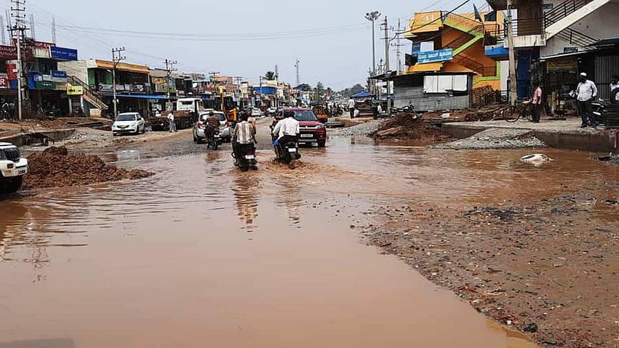 ಹುಳಿಯಾರು ಪಟ್ಟಣದ ರಾಮಗೋಪಾಲ್ ವೃತ್ತದ ಬಳಿ ಅಪೂರ್ಣ ಹೆದ್ದಾರಿಯಲ್ಲಿ ಶುಕ್ರವಾರ ಕಂಡು ಬಂದ ಚಿತ್ರಣ