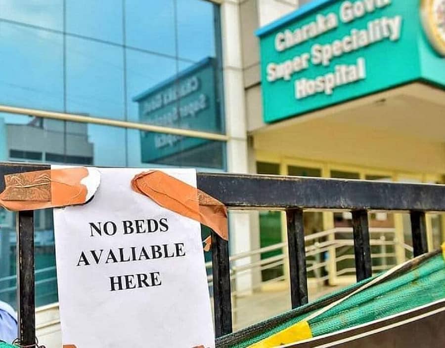 ಶಿವಾಜಿನಗರದ ಚರಕ ಆಸ್ಪತ್ರೆ ಎದುರು ‘ಹಾಸಿಗೆ ಇಲ್ಲ’ ಫಲಕ ಹಾಕಿರುವುದು