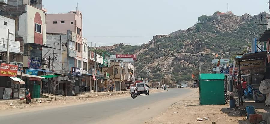 ಮಸ್ಕಿ ಪಟ್ಟಣ ವಾರಾಂತ್ಯದ ಕರ್ಫ್ಯೂ ಕಾರಣ ಬಿಕೋ ಎನ್ನುತ್ತಿತ್ತು