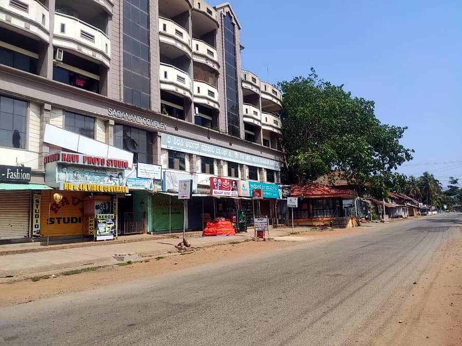 ವಾರಾಂತ್ಯದ ಕರ್ಫ್ಯೂ ಜಾರಿಯಾಗಿದ್ದ ಕಾರಣ ಕಾರವಾರದ ಸದಾಶಿವಗಡದಲ್ಲಿ ವಾಣಿಜ್ಯ ಮಳಿಗೆಗಳನ್ನು ಮುಚ್ಚಲಾಗಿದೆ