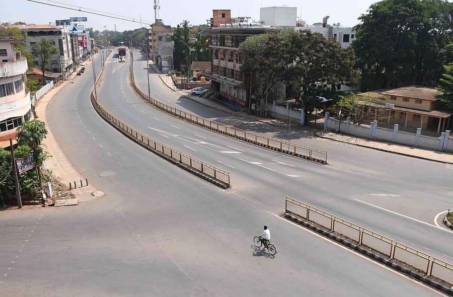 ಧಾರವಾಡದ ಕೋರ್ಟ್ ವೃತ್ತದಿಂದ ಜ್ಯುಬಿಲಿ ವೃತ್ತದವರೆಗೆ ಶನಿವಾರ ಜನಸಂಚಾರವೇ ಇಲ್ಲದೆ ರಸ್ತೆ ಬಿಕೋ ಎನ್ನುತ್ತಿತ್ತುಪ್ರಜಾವಾಣಿ ಚಿತ್ರ: ಬಿ.ಎಂ. ಕೇದಾರನಾಥ