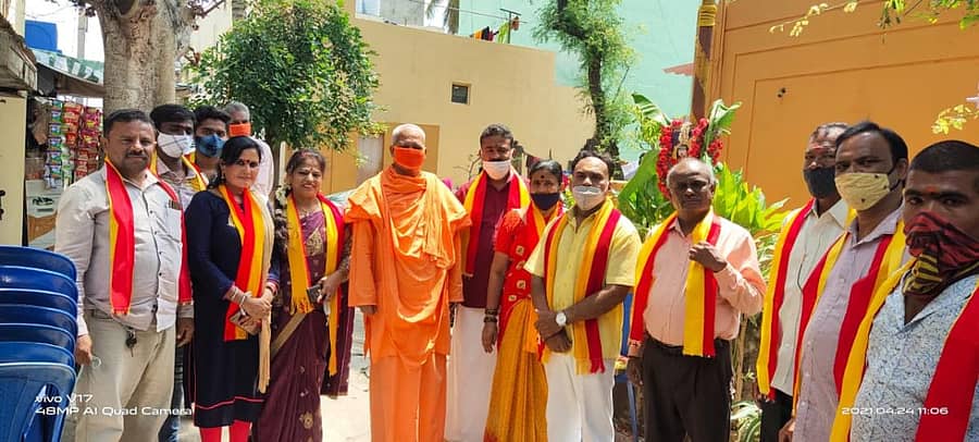 ಅಖಂಡ ಕರ್ನಾಟಕ ಜನಜಾಗೃತಿ ವೇದಿಕೆಯ ಪದಾಧಿಕಾರಿಗಳೊಂದಿಗೆ ಆರೂಢಭಾರತೀ ಸ್ವಾಮೀಜಿ 