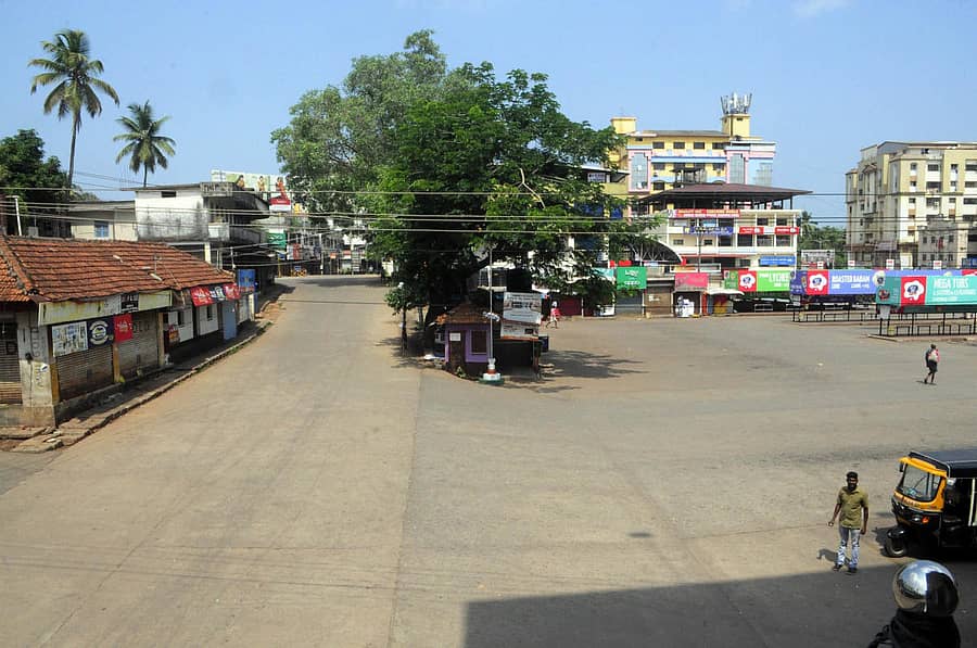 ವೀಕೆಂಡ್ ಕರ್ಫ್ಯೂನಿಂದ ಉಡುಪಿ ನಗರ ಸಾರಿಗೆ ಬಸ್‌ ನಿಲ್ದಾಣ ಶನಿವಾರ ಬಿಕೋ ಎನ್ನುತ್ತಿದ್ದ ದೃಶ್ಯ.